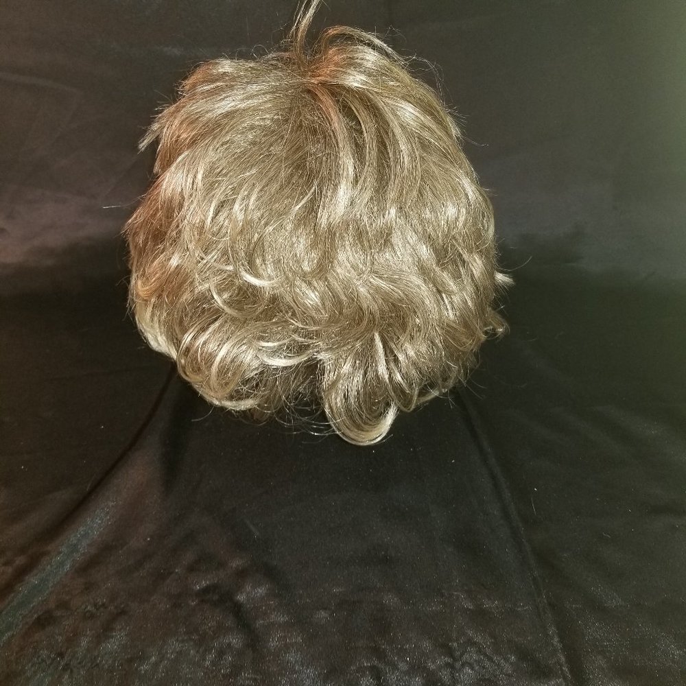 Wig - Picture 5 of 5